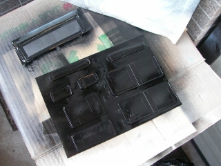 タミヤ CC-01 ローバー・ディフェンダー90 窓枠塗装中