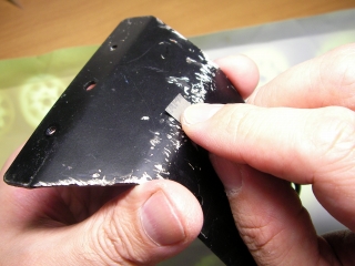 タミヤ・ランボルギーニ・チータ　フロントアンダーガードの傷を紙やすりで取る