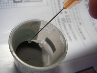 プラリペア　液体樹脂を粉末樹脂の上に落とす２