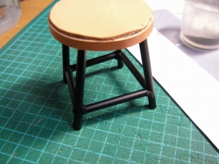 プラリペア　粉末樹脂用容器の蓋を1/10椅子にする　製作途中