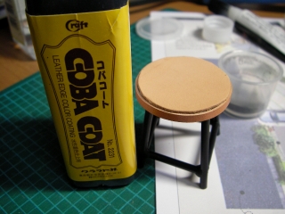 プラリペア　粉末樹脂用容器の蓋を用いた1/10椅子　革のコバ処理１