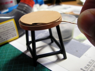 プラリペア　粉末樹脂用容器の蓋を用いた1/10椅子　革のコバ処理３