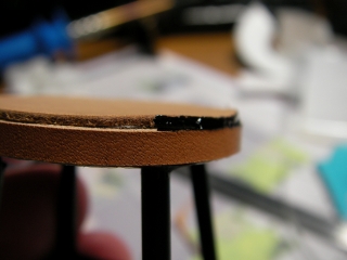 プラリペア　粉末樹脂用容器の蓋を用いた1/10椅子　革のコバ処理４
