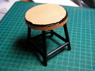 プラリペア　粉末樹脂用容器の蓋を用いた1/10椅子　座面の完成