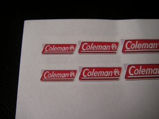 1/10クーラーボックスにColemanのシールを貼る２