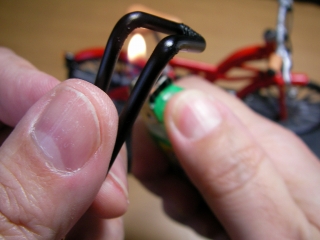 1/10 サイクルキャリアの製作 ABS樹脂棒をライターで炙って曲げる