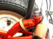 1/10 サイクルキャリアに革ベルトを用いて自転車を固定する２