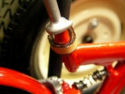 1/10 サイクルキャリアに革ベルトを用いて自転車を固定する３