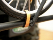 1/10 サイクルキャリアに革ベルトを用いて自転車を固定する４