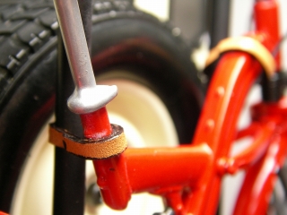 1/10 サイクルキャリアに革ベルトを用いて自転車を固定する１