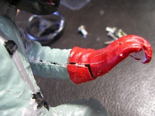 ワイルドウイリス　ドライバー人形の塗装　グローブに穴