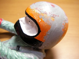 ワイルドウイリス　ドライバー人形の塗装　ヘルメットのパテ盛り